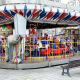 Eccoci davanti alla loro prima attrazione: l�intramontabile carousel, la giostra per eccellenza